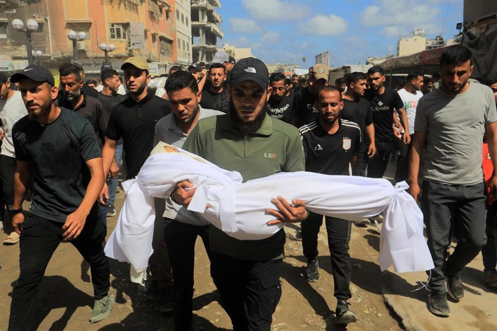 Traslado de un cadáver palestino al Hospital de Al Shifa después de un ataque israelí en la Franja de Gaza