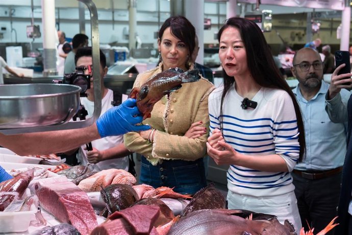 Archivo - Una periodista china en el Mercado Central de Almería.