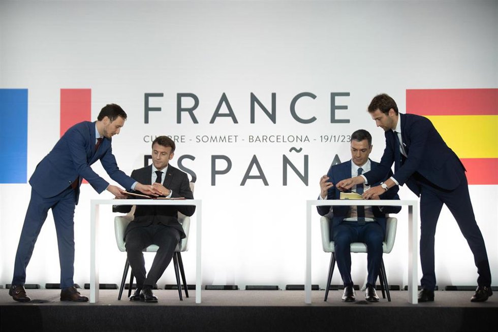 Archivo - El presidente de Francia, Emmanuel Macron (i) y el presidente del Gobierno, Pedro Sánchez (d), durante la firma de un Tratado de Amistad entre sus respectivos países, durante la XXVII Cumbre Hispano-Francesa