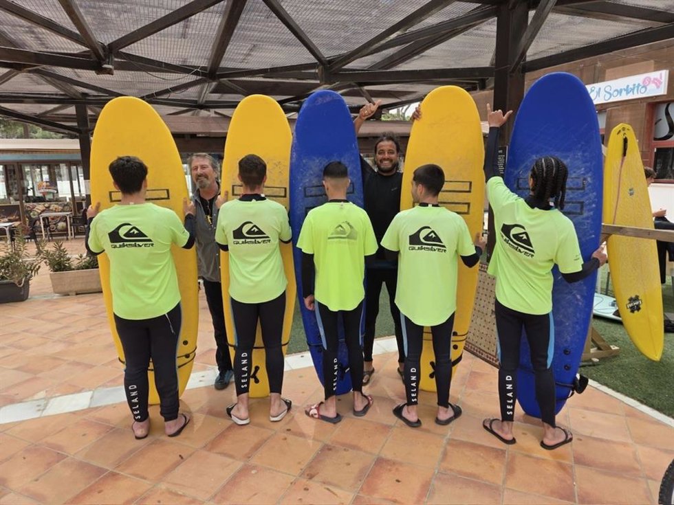 Participantes de las actividades de surf impulsadas por el Servicio Integral de Medio Abierto.