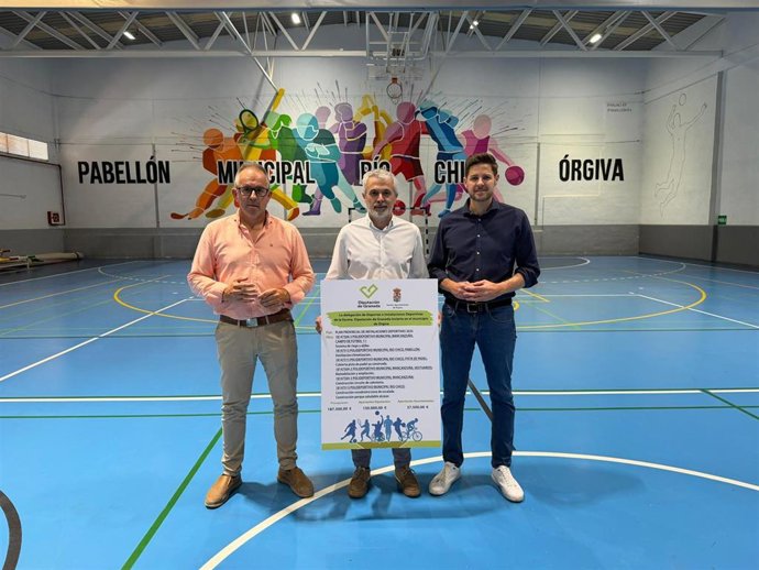 El diputado de Deportes e Instalaciones Deportivas, Eric Escobedo, en su visita a Órgiva.