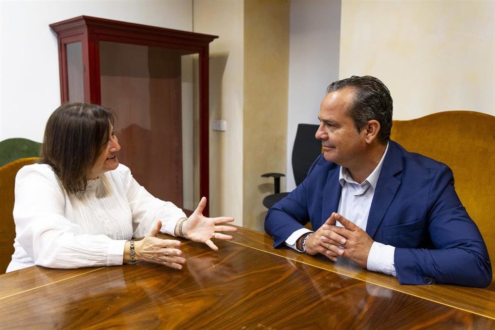 Archivo - Fuster con la directora insular Ana Ferriol.