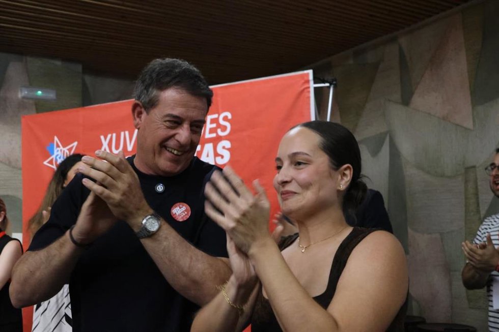 El secretario xeral del PSdeG, José Ramón Gómez Besteiro, junto a la nueva líder de las Xuventudes Socialistas, Ana Alvite, a 7 de junio de 2026.