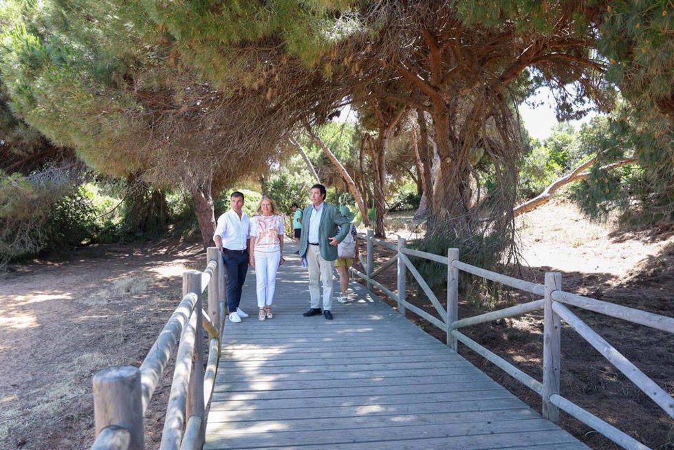La alcaldesa de Marbella (Málaga), Ángeles Muñoz, en su visita a las Dunas de Artola.