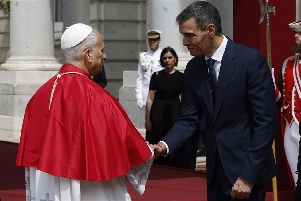 Pedro Sánchez asiste a la ceremonia de bienvenida al Papa León XIV en el Palacio Real, a 6 de junio de 2026, en Madrid (España).