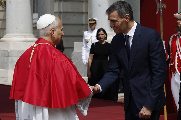 Pedro Sánchez asiste a la ceremonia de bienvenida al Papa León XIV en el Palacio Real, a 6 de junio de 2026, en Madrid (España). La recepción reúne a las máximas autoridades del Estado y de la Iglesia católica en España y marca el inicio oficial de la age