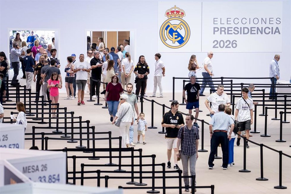 Los socios y socias del Real Madrid votan en las elecciones a la presidencia del club, en la Ciudad Real Madrid en Valdebebas.