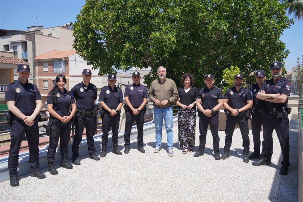 El alcalde, Víctor Martínez, junto a María José Gil, concejal de Seguridad Ciudadana, ha recibido esta semana a los agentes de la plantilla de Policía Local que han realizado estas actuaciones