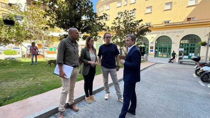 El alcalde de Jaén, Julio Millán, en la estación de autobuses.