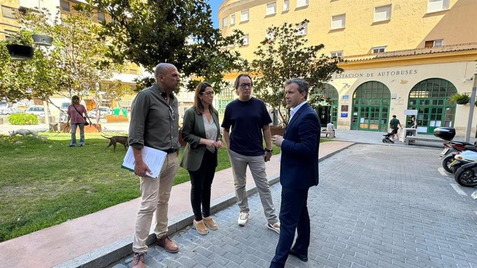 El alcalde de Jaén, Julio Millán, en la estación de autobuses.