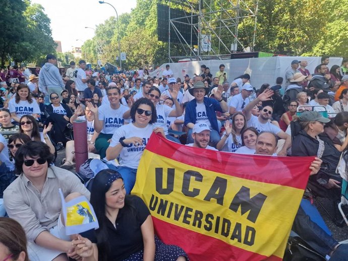El grupo de peregrinos de la Universidad Católica han participado en la vigilia de jóvenes en Plaza de Lima y en la Misa del Corpus presididas por el Papa en Madrid