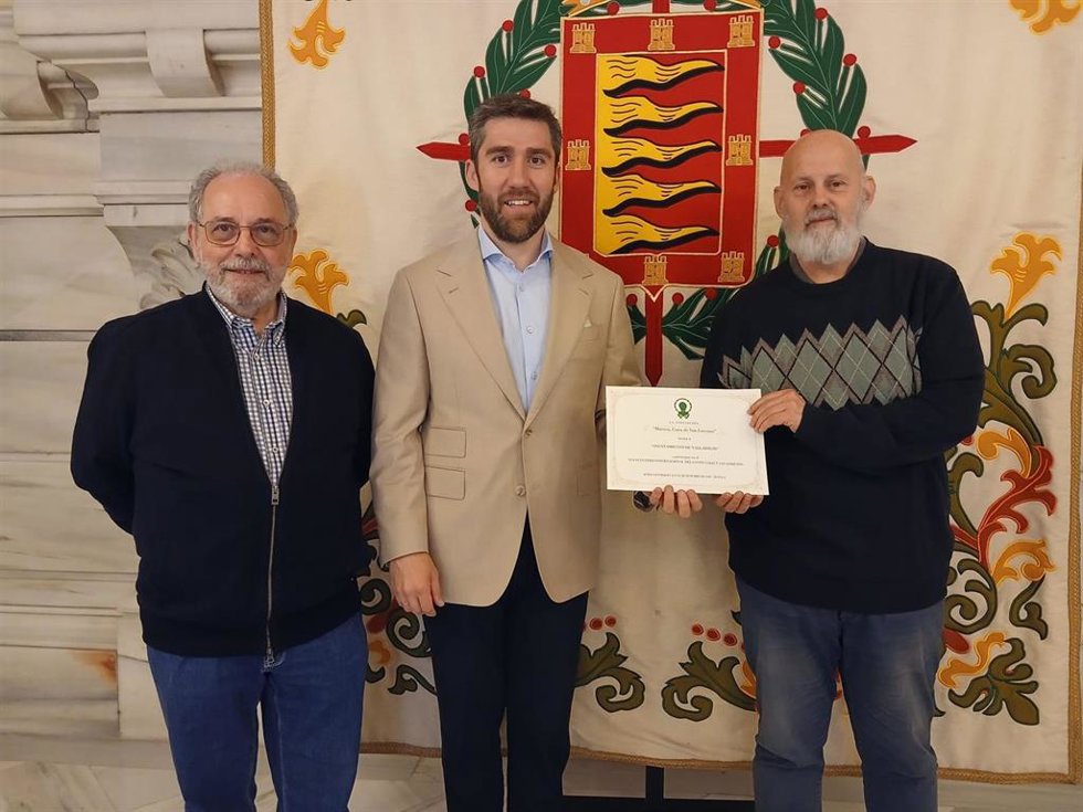 Representantes de la Asociación Huesca Cuna de San Lorenzo junto al concejal delegado del Ayuntamiento de Valladolid, Francisco de Paula Blanco, en el centro.