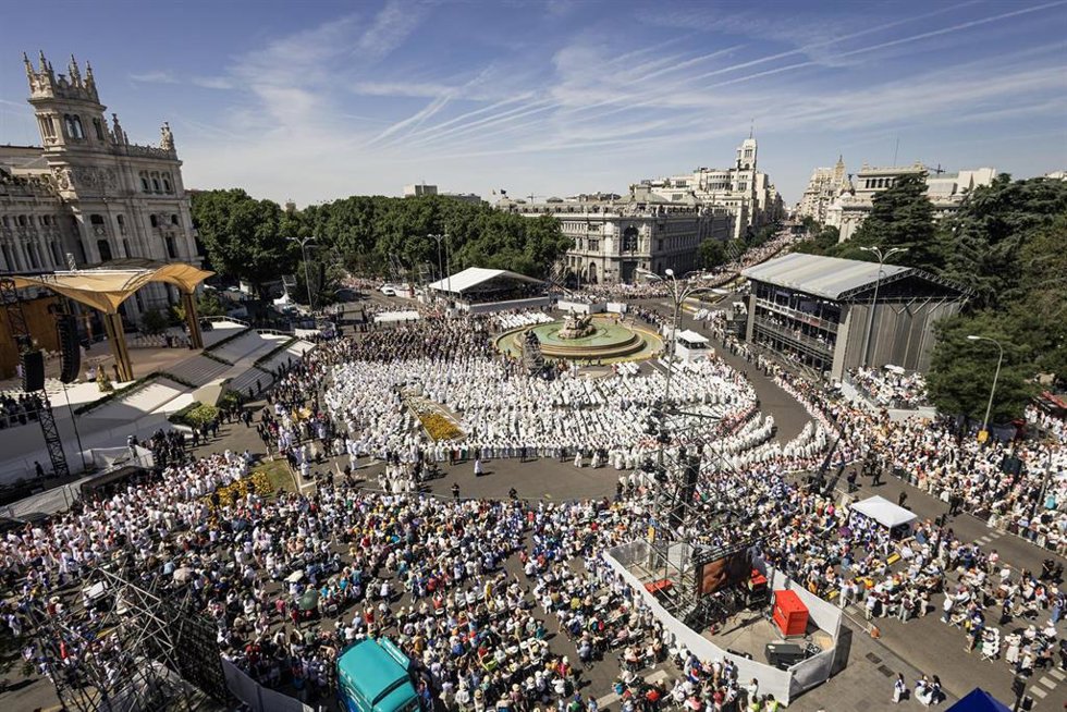 Decenas de personas participan en la misa de Corpus Christi presidida por el Papa León XIV, en la plaza de Cibeles