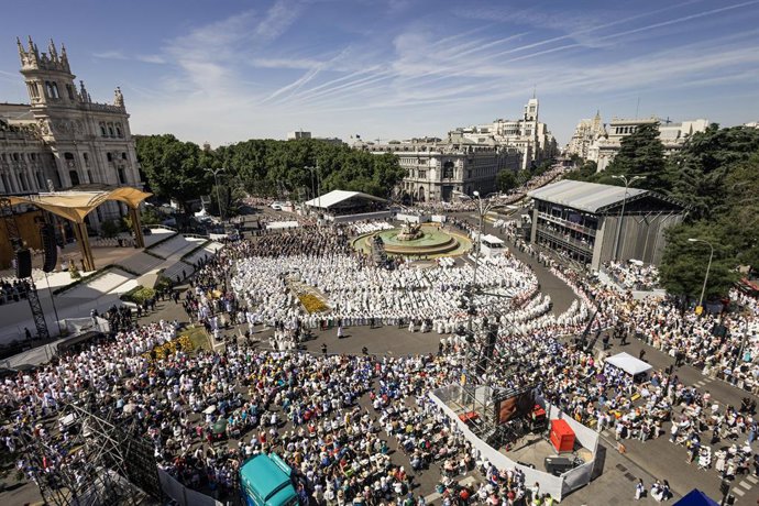 Decenas de personas participan en la misa de Corpus Christi presidida por el Papa León XIV, en la plaza de Cibeles, a 7 de junio de 2026, en Madrid (España). El Papa León XIV oficia la solemnidad del Corpus Christi en Madrid con una misa y posterior proce