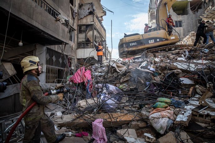 Archivo - April 10, 2026, Lebanon: Rescue workers pictured at Hey al-Soulom, in Beirut's southern suburbs, where a search for bodies was still ongoing two days after an airstrike on a supermarket and residential building killed dozens of people. All-out w