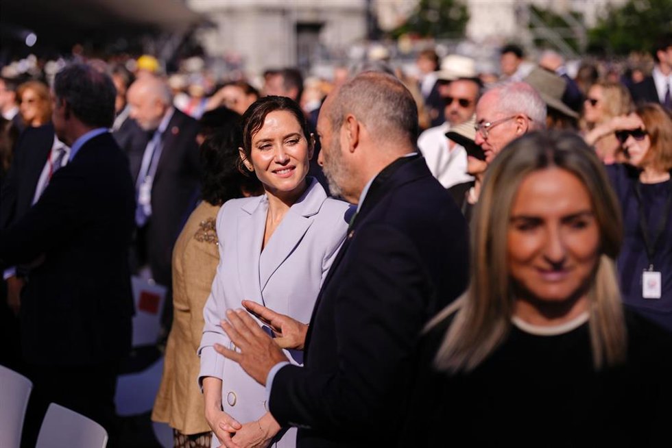 La presidenta de la Comunidad de Madrid, Isabel Díaz Ayuso, asiste a la misa del Corpus Christi en Cibeles oficiada por el Papa León XIV