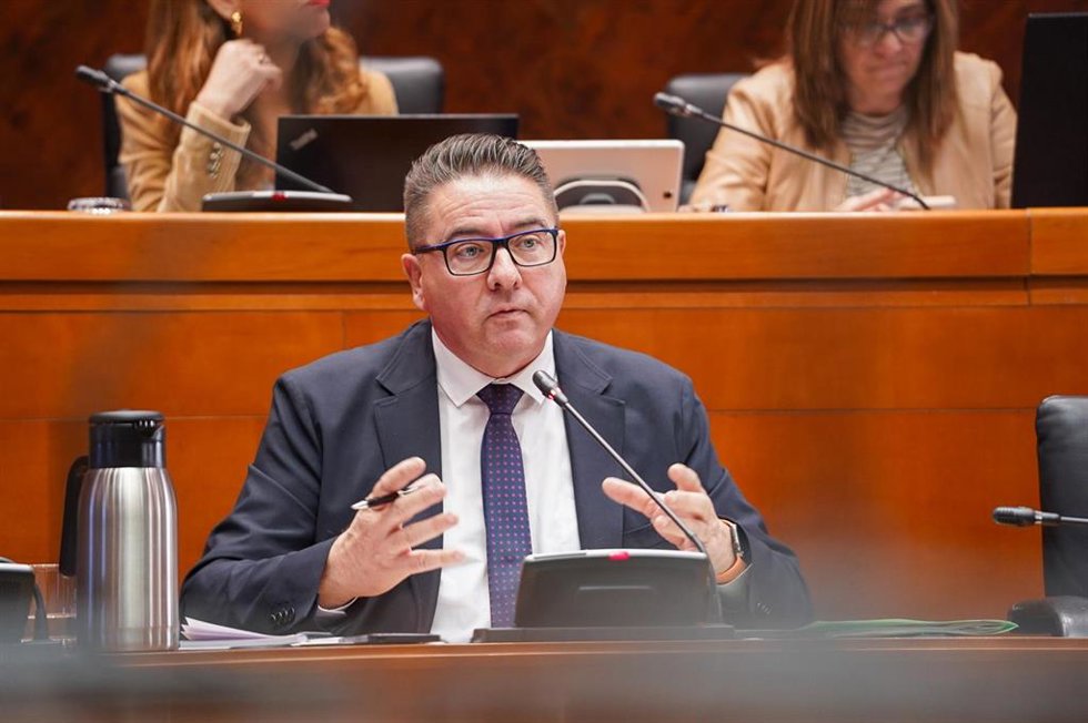 Archivo - El director general de Relaciones con las Cortes, Miguel Ángel Lafuente, comparece este lunes en el Parlamento autonómico a partir de las 10.30 horas. 