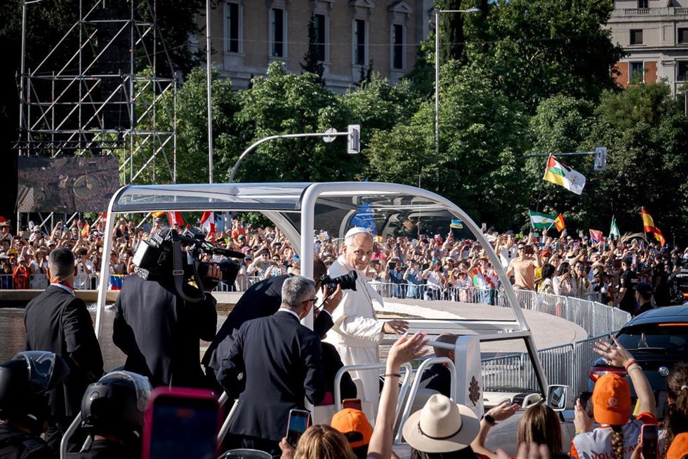 El Papa León XIV saluda desde el papamóvil, en la plaza de Colón, a 7 de junio de 2026, en Madrid (España). 