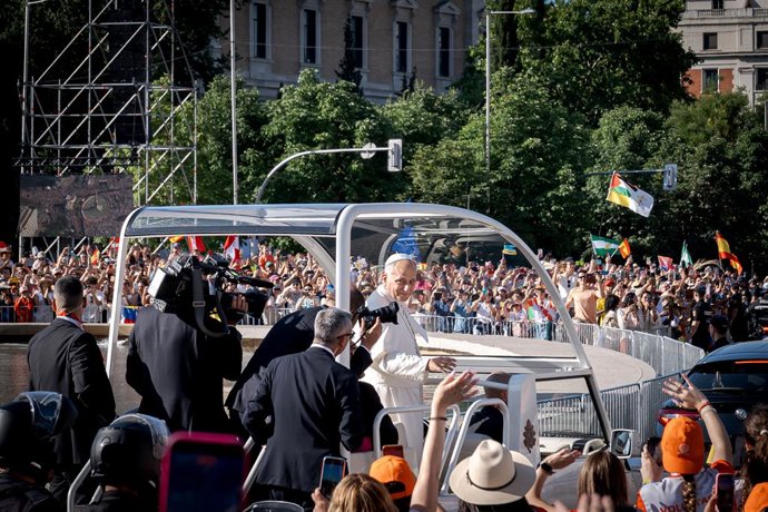 El Papa León XIV saluda desde el papamóvil, en la plaza de Colón, a 7 de junio de 2026, en Madrid (España). El Papa León XIV recorre las calles antes de oficiar una misa y posterior procesión eucarística en el entorno de la capital. La ceremonia congrega 