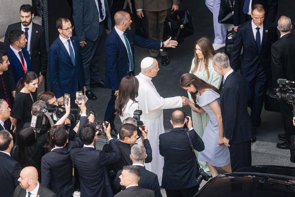 El Rey Felipe VI, la Reina Letizia, la Princesa Leonor y la Infanta Sofía y el Papa León XIV se despiden al término de la misa de Corpus Christi, en la plaza de Cibeles, a 7 de junio de 2026, en Madrid (España).