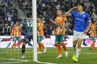 Futbol, Universidad Catolica vs Cobresal. Fecha 6, Copa de la Liga 2026. El jugador de Universidad Catolica Justo Giani, derecha, celebra tras marcar un gol contra Cobresal durante el partido de la Copa de la Liga disputado en el Claro Arena de Santiago,