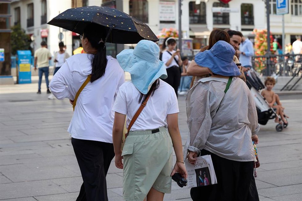Archivo - Varias personas en el centro de la ciudad, a 5 de julio de 2024, en Madrid (España).