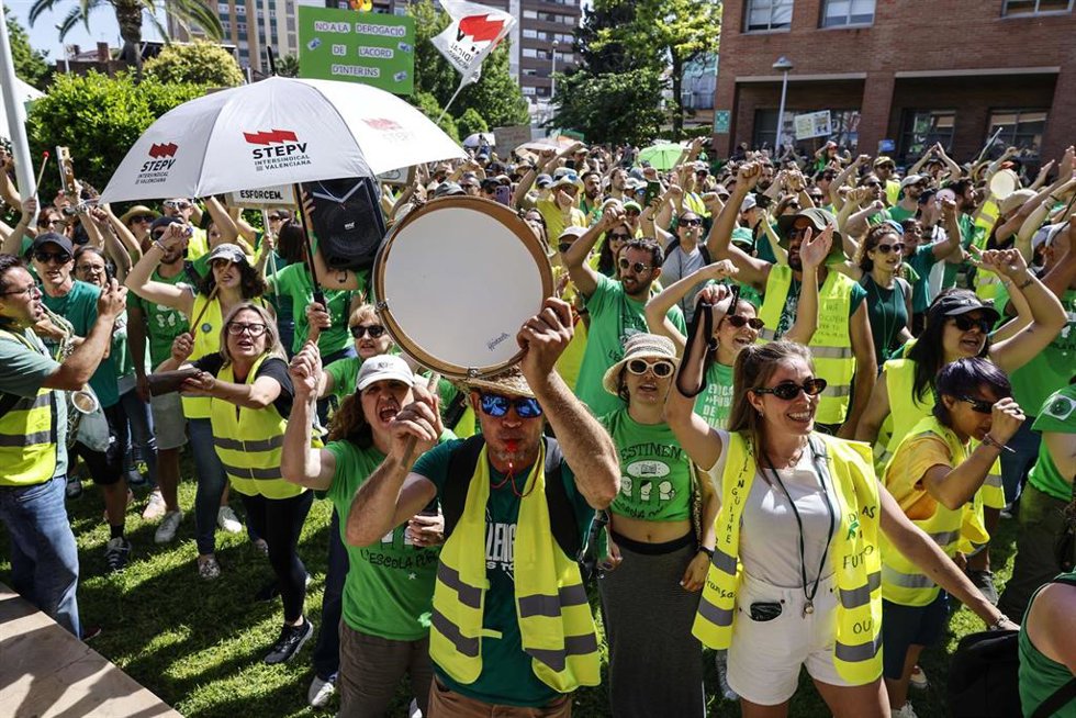 Decenas de personas se concentran frente a la Conselleria de Educación tras no conseguir un acuerdo en la reunión oficial convocada por la huelga indefinida de docentes, a 20 de mayo de 2026, en Valencia