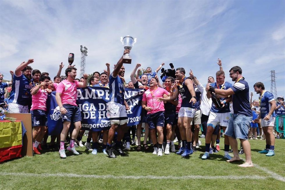 La plantilla del VRAC Quesos Entrepinares de rugby celebra el título de División de Honor logrado este domingo.