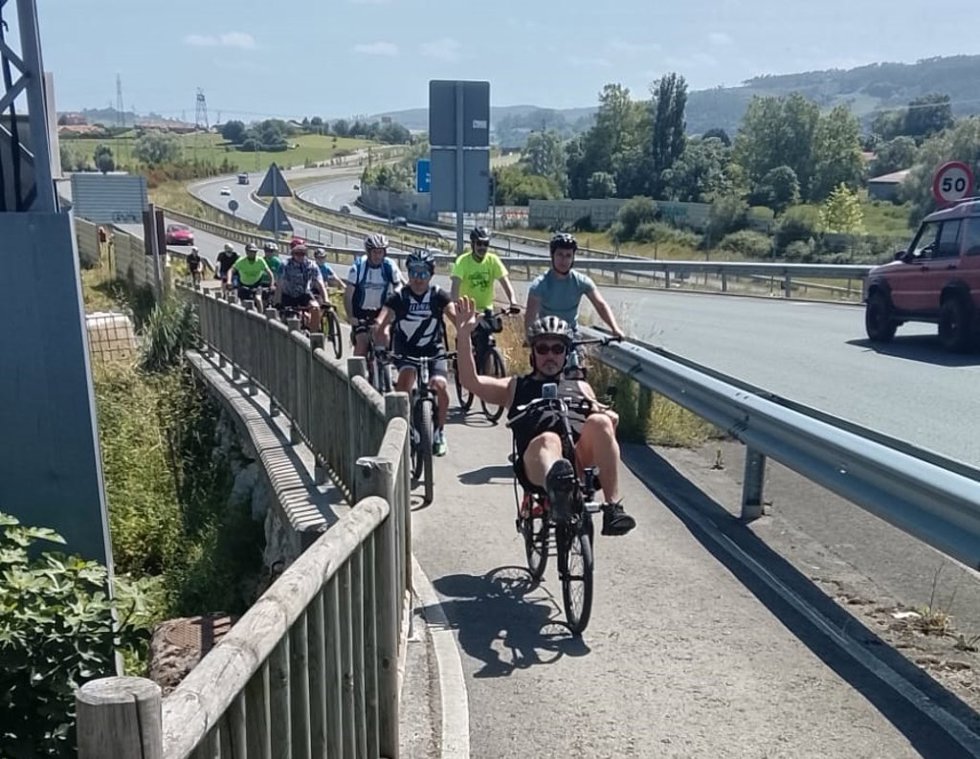 Una treintena de personas participa en una 'bicimarcha' desde Astillero a Sarón para reivindicar el papel de la bici