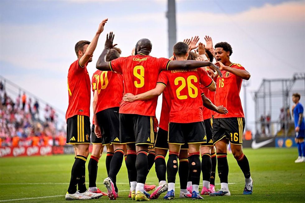 Los futbolistas de la selección belga celebran un gol.