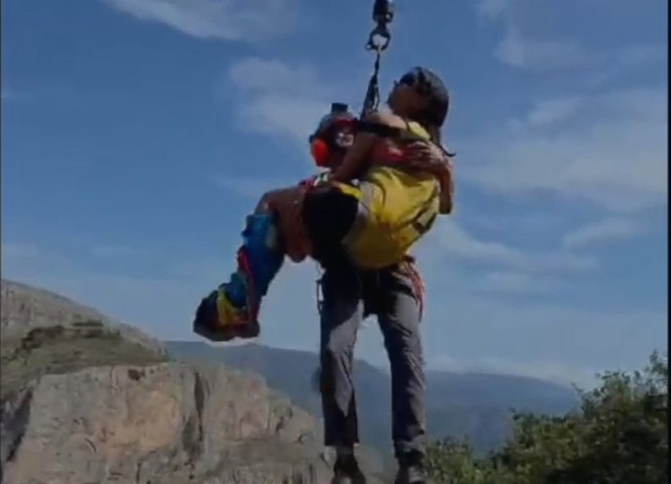 Bomberos rescatan en helicóptero a una senderista con una torcedura de tobillo en Polop de la Marina