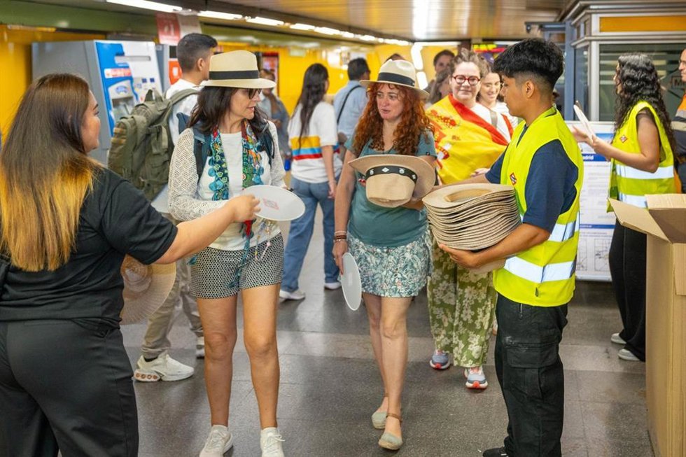 La Comunidad reparte 18.500 sombreros y paipáis en estaciones de Metro ante el calor durante la visita de León XIV