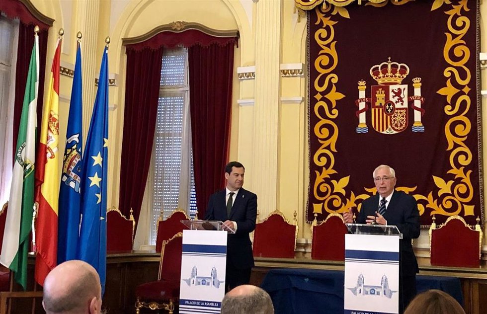 El presidente de la Junta de Andalucía en funciones, Juanma Moreno, en una de sus visitas a Melilla junto al presidente de Melilla, Juan José Imbroda.