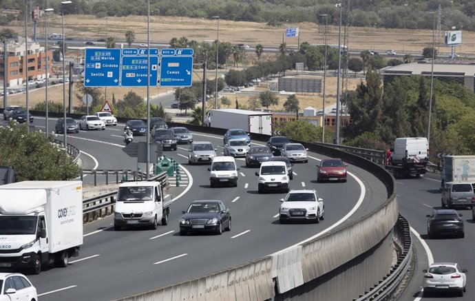 Archivo - La autovía A-49 sentido Huelva-Portugal.