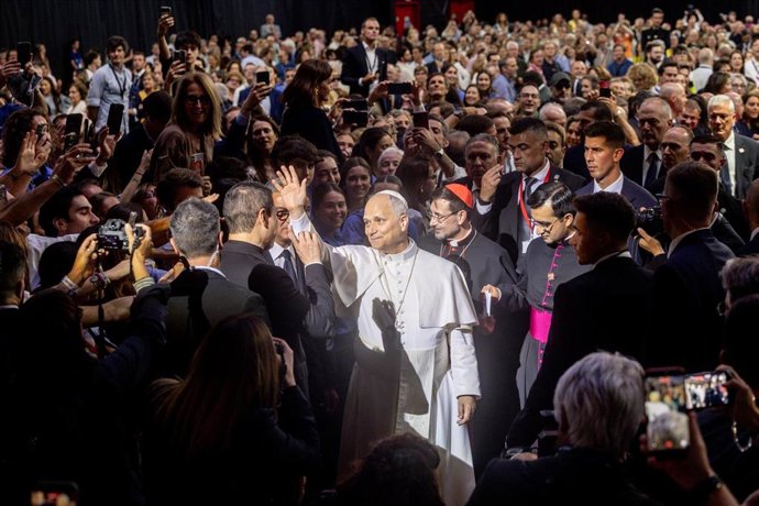 El Papa León XIV llega al encuentro 'Tejer redes con el mundo de la cultura, la educación, la empresa y el deporte', en el Movistar Arena,