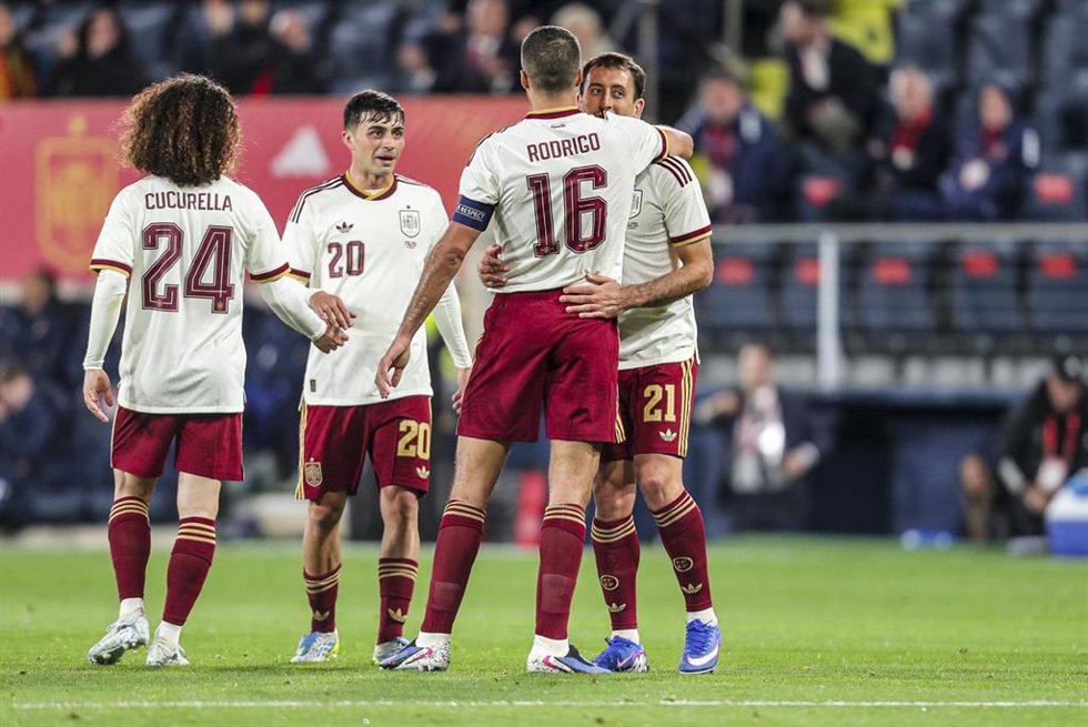Archivo - Los jugadores de la selección española celebran un gol de Mikel Oyarzabal