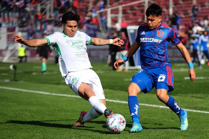 Futbol, Universidad de Chile vs Audax Italiano Fecha 6, Copa de la Liga 2026. El jugador de Universidad de Chile Ignacio Vasquez, derecha, disputa el balon contra Raimundo Rebolledo de Audax Italiano durante el partido de copa de la liga por el grupo D