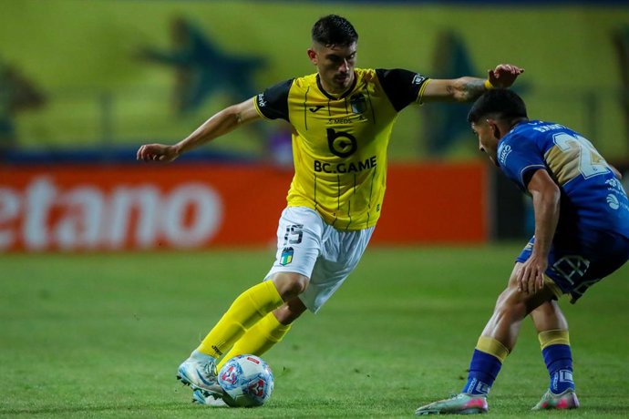 Futbol, Everton vs O`Higgins. Fecha 2, Copa de la Liga 2026 El jugador de O`Higgins, Benjamin Rojas, izquierda, disputa el balon contra Braian Martinez de Everton durante el partido de Copa de la Liga disputado en el estadio Sausalito de Vina del Mar,