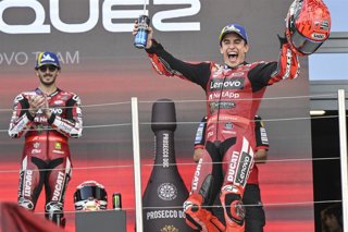 Marc Márquez celebra su victoria en el GP de Hungría 2026