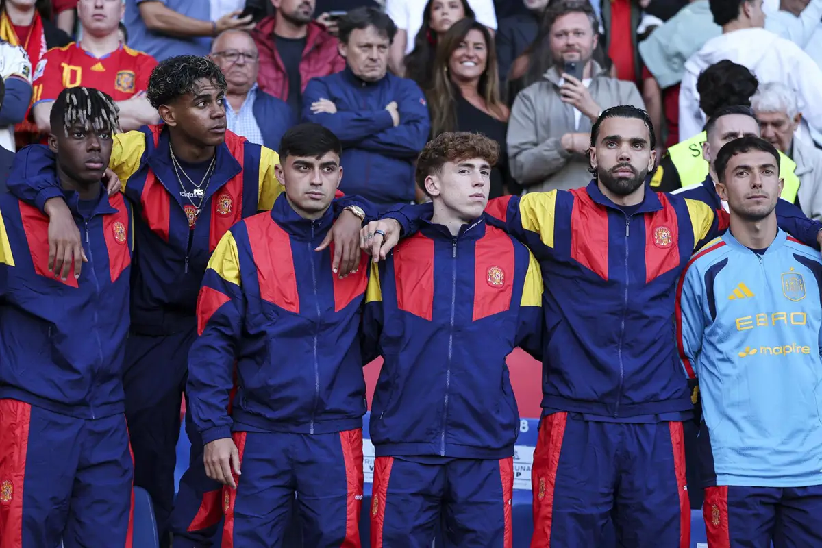 Nico Williams, Lamine Yamal y Víctor Muñoz, junto a Pedri, David Raya y Martín Zubimendi en la grada en el amistoso ante Irak en Riazor