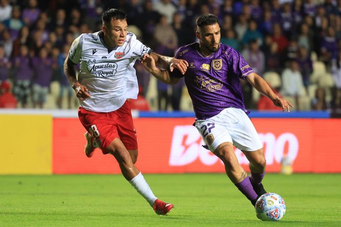 Futbol, Deportes Concepcion vs Nublense Sexta fecha, campeonato Nacional 2026. El jugador de Deportes Concepcion Nelson Sepulveda, derecha, disputa el balon con Robinson Rivera de Nublense durante el partido de primera division realizado en el estadio