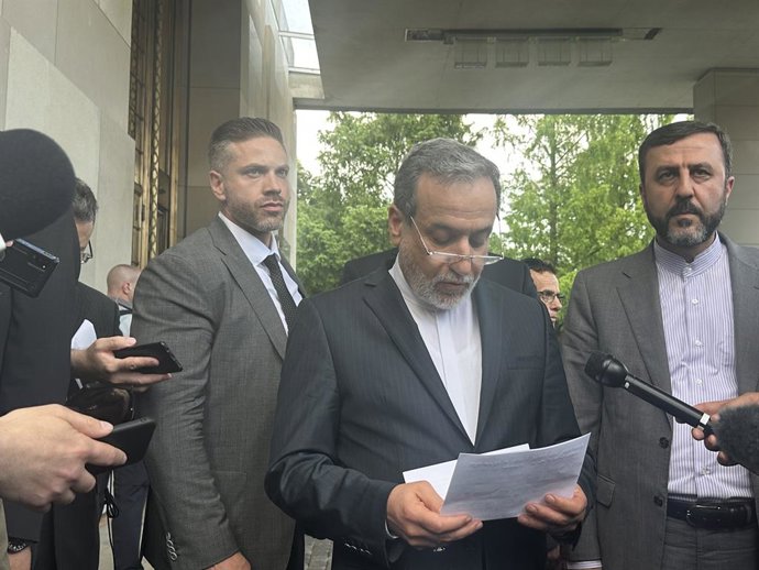 Archivo - Arquivo - GENEBRA, 21 de junho de 2025  -- Esta foto tirada com um celular mostra o ministro das Relações Exteriores do Irã, Seyed Abbas Araghchi (ao centro), em encontro com a imprensa em Genebra, na Suíça, em 20 de junho de 2025. Autoridades i
