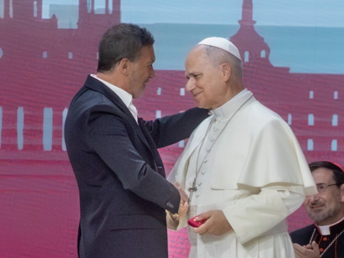 El actor Antonio Banderas, participa en el encuentro 'Tejer redes con el mundo de la cultura, la educación, la empresa y el deporte', junto al Papa León XIV, en el Movistar Arena, a 6 de junio de 2026, en Madrid (España).