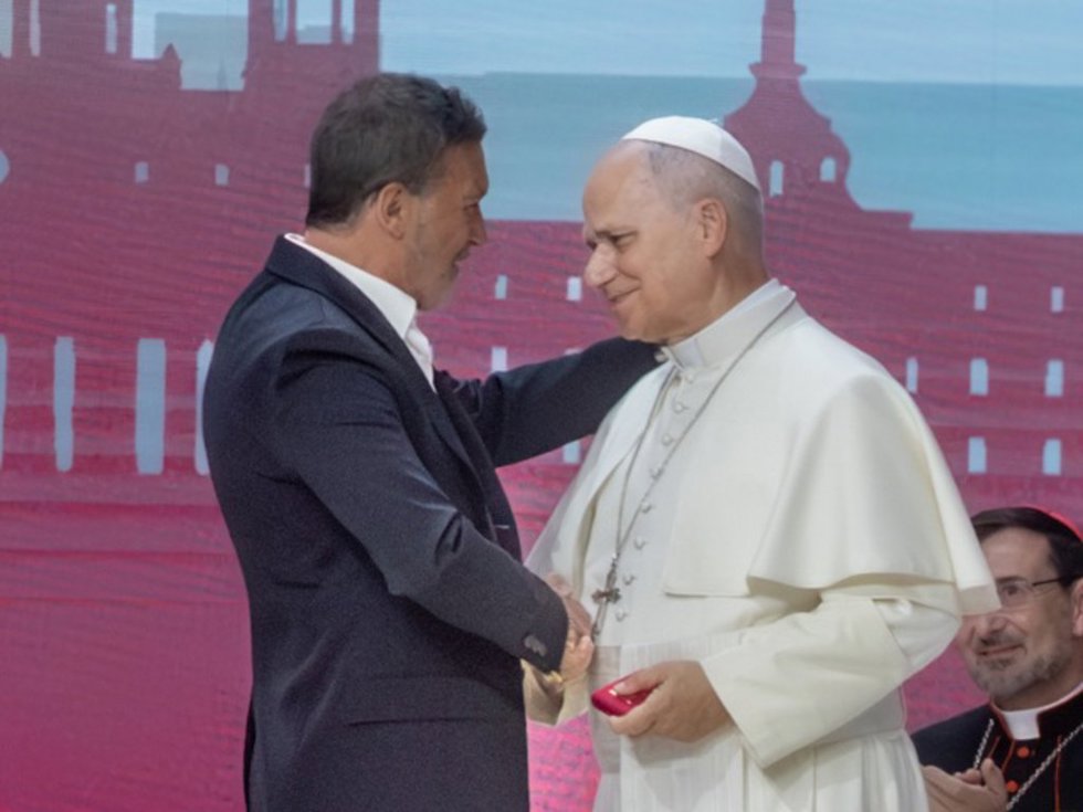 El actor Antonio Banderas, participa en el encuentro 'Tejer redes con el mundo de la cultura, la educación, la empresa y el deporte', junto al Papa León XIV, en el Movistar Arena, a 6 de junio de 2026, en Madrid (España).