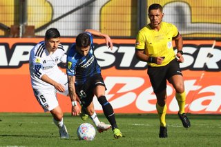 Futbol, Huachipato vs Colo Colo Fase de grupos, Copa de la Liga 2026. El jugador de Huachipato Kevin Altez, derecha, juega el balon contra Colo Colo durante el partido de la copa de la liga disputado en el estadio CAP de Talcahuano,