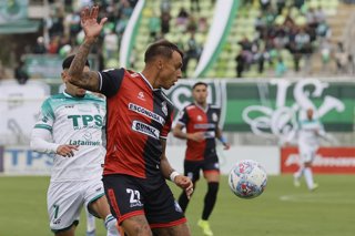 Futbol, Santiago Wanderers vs Antofagasta Fecha 5, Liga de Ascenso 2026 El jugador de Antofagasta, Mathias Suarez, controla el balon durante el partido de la Liga de Ascenso contra Santiago Wanderers disputado en el estadio Elias Figueroa de Valparaiso,