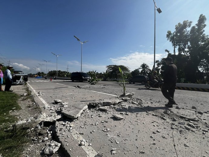 Daños en una carretera tras el terremoto en Filipinas