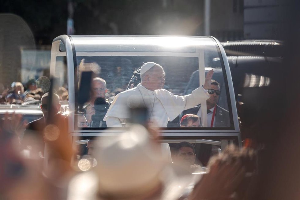 El Papa León XIV saluda desde el papamóvil, en la plaza de Colón