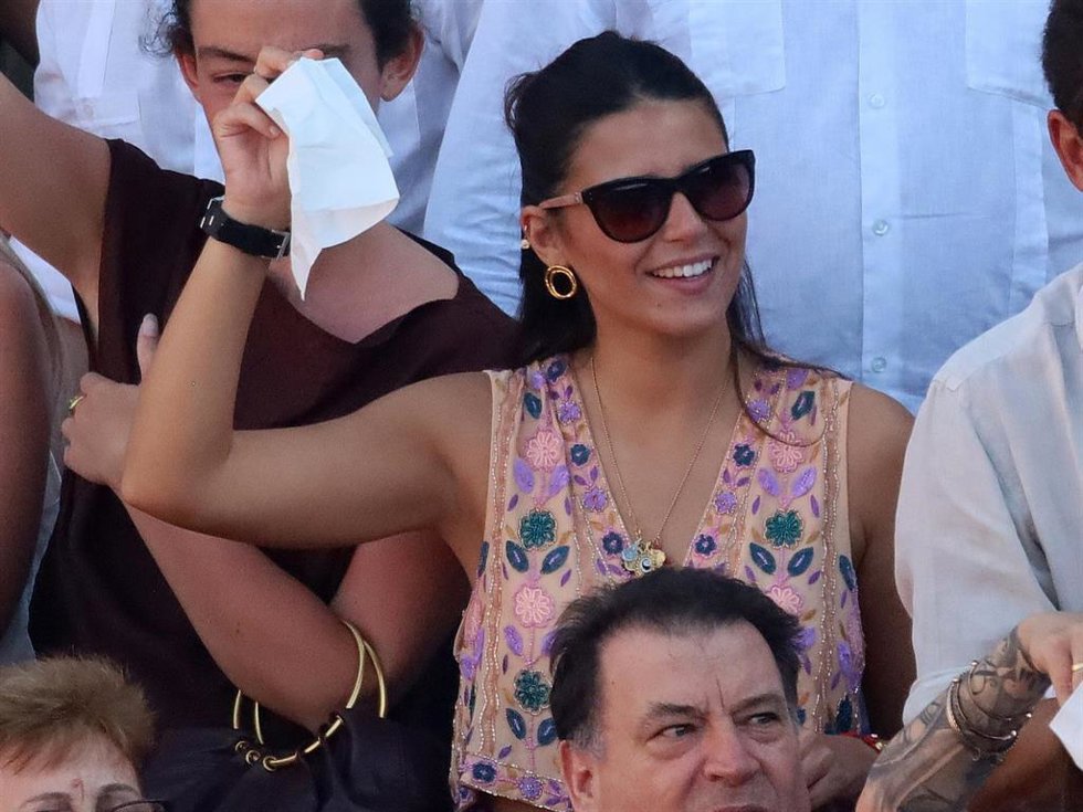 Tana Rivera viendo la corrida de toros de su novio, Andrés Roca Rey, a 7 de junio de 2026, en Sanlúcar de Barrameda