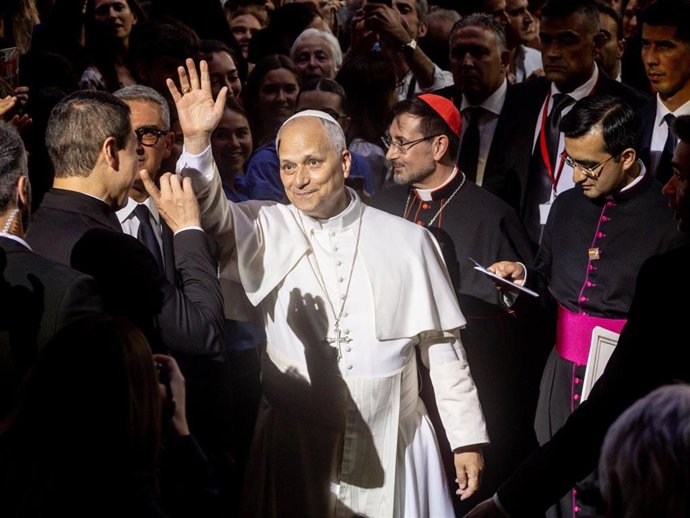 El Papa León XIV llega al encuentro 'Tejer redes con el mundo de la cultura, la educación, la empresa y el deporte', en el Movistar Arena, a 6 de junio de 2026, en Madrid